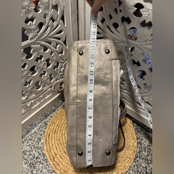 Rare Coach Ella Rose Petal Metallic Shoulder Bag with Dust Bag Pre-Owned - Picture 13 of 16